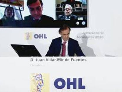 El hasta ahora presidente de OHL, Juan Villar-Mir, durante la junta de accionistas telemática celebrada esta mañana. Sobre él, la imagen del nuevo presidente, Luis Amodío.