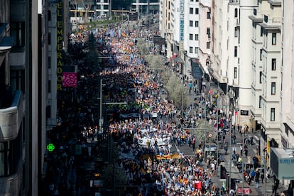 Miles de personas durante la manifestación de Guardias Civiles y Policías, este sábado en el centro de Madrid.