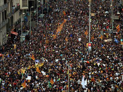 Miles de personas se manifiestan en la Plaza de la Universidad de la capital catalana.
