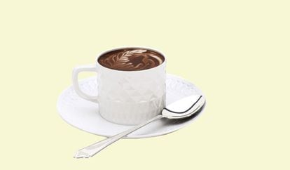 El café de su desayuno tiene la capacidad de aumentar la sudoración o el mal aliento. Según la dietista-nutricionista Jessica Hierro de la <a href="http://www.alimmenta.com/equipo/jessica-hierro-santa-cruz/" target=blank>Clínica Alimmenta</a>: "La cafeína estimula el sistema nervioso y puede producir un aumento de la producción de sudor. Este efecto será mayor o menor dependiendo de la sensibilidad y la cantidad consumida". Además, "también produce deshidratación y sequedad en la boca, lo que propicia la evaporación de algunos gases que producen mal olor. Los responsables son compuestos sulfurados volátiles y los taninos del café", sostiene Hierro. Ahora bien, aunque frente al olor corporal poco se puede hacer, para la halitosis la nutricionista aconseja "masticar hierbas aromáticas como menta o perejil, lavarse los dientes o hacer enjuagues con colutorio".