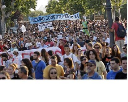 Los miles de manifestantes de Valencia a su paso por el paseo de la Petxina.