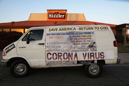 Una furgoneta de alerta sobre el coronavirus con mensajes religiosos que circulaba este jueves en Imperial County, un poblado de California.