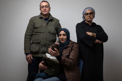 Rachid El Yagoubi, Fátima Maknassi (sentada, con Amir en brazos) y Noura Zouita, el 2 de marzo en una oficina de Provivienda en Madrid.