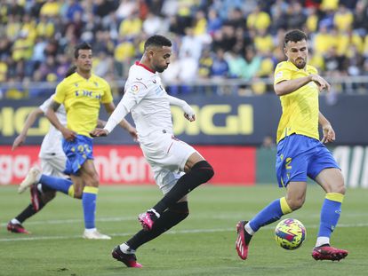 En-Nesyri remata para hacer el segundo gol del Sevilla ante el Cádiz.