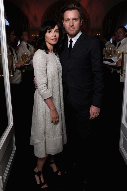 Como miembro del jurado en Cannes, Ewan McGregor no se pierde una. El actor posó anoche junto a su mujer la diseñadora Eve Mavrakis.