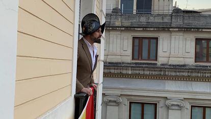 Una imagen colgada en el twitter de Santiago Abascal que ha posado con un casco al estilo Hernán Cortés.