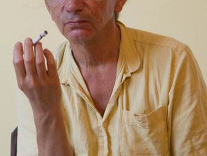 El escritor Michel Houllebecq posa en una sala del Instituto Francés de Barcelona.