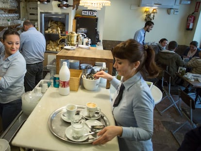 Empleados de una cafetería de Sevilla.