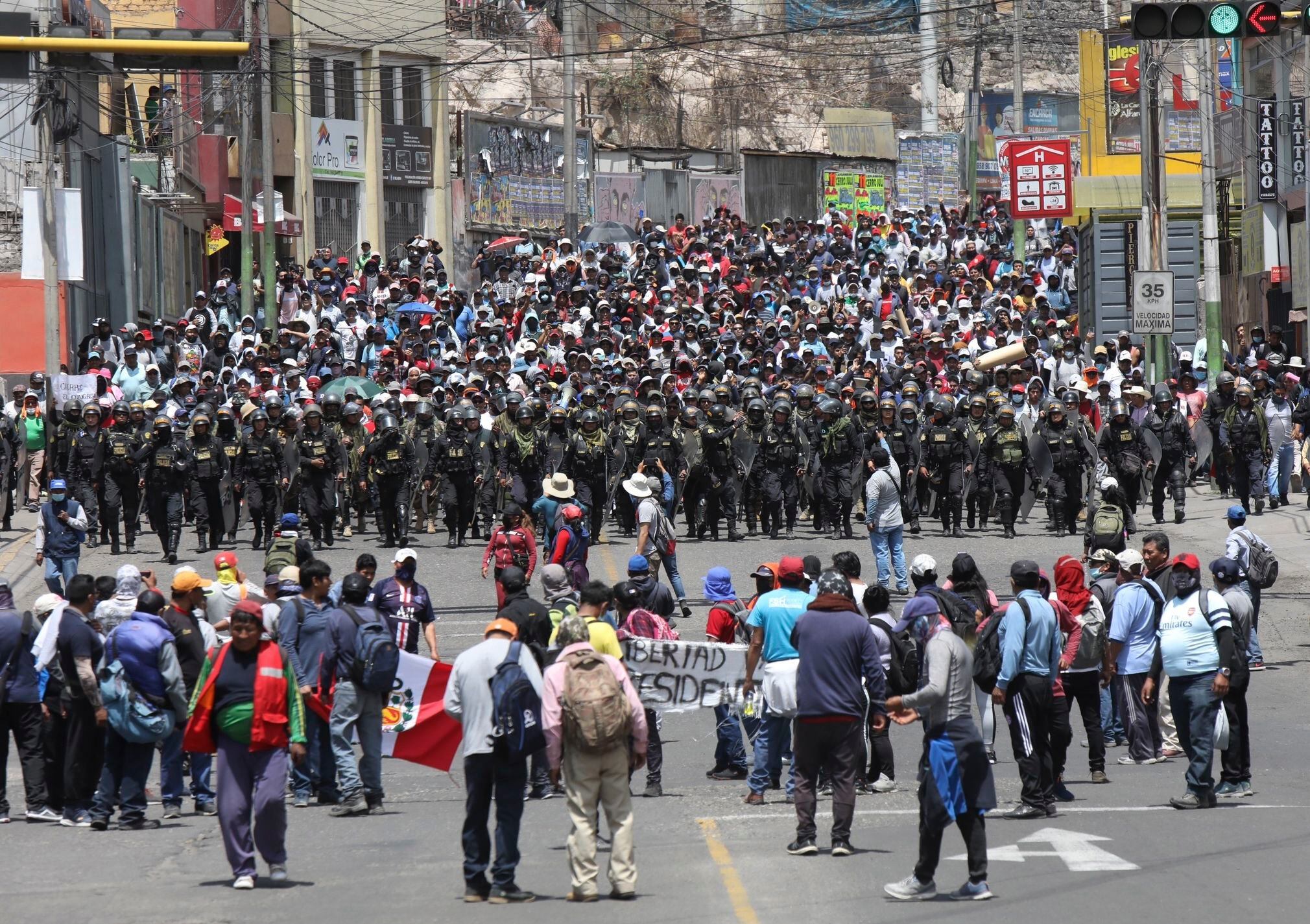 Manifestantes y policías antidisturbios durante una protesta para exigir la liberación de Castillo, el 14 de diciembre de 2022, en Arequipa. 
