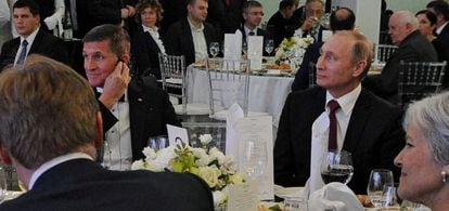 Mike Flynn (izquierda) y Vladimir Putin, en un evento organizado por Russia Today en Mosc&uacute; en 2015.