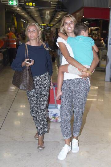 Alba Carrillo con su hijo y su madre, Lucia Pariente, el pasado mes de agosto.