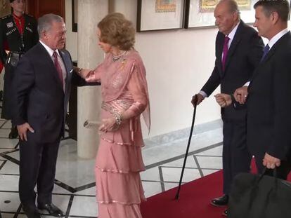 Don Juan Carlos y doña Sofía saludan a Rania y Abdalá de Jordania, a su llegada a la boda del heredero al trono jordano, príncipe Hussein, con Rajwa Al Saif.
