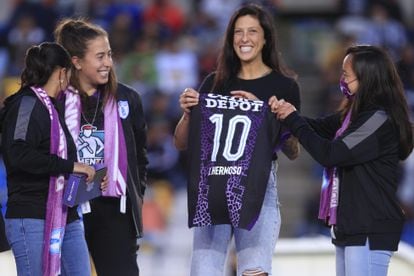 Jenni Hermoso durante su presentación como nueva jugadora de las Tuzas del Pachuca, en el estadio Hidalgo.