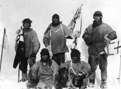 Imagen de la expedición de Scott en enero de 1912. Scott es el del centro, de pie