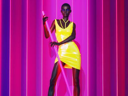 @shudu.gram es la primera top model digital. Creada en 2017, en la imagen viste un vestido de látex 3D.