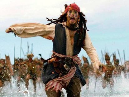 Johnny Depp, en un fotograma de la película 'Piratas del Caribe: en el fin del mundo'. En vídeo, el tráiler de la película.
