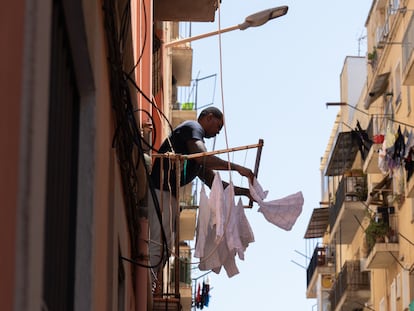 Un hombre tendiendo en su casa, el pasado 17 de mayo de 2023, en Barcelona.