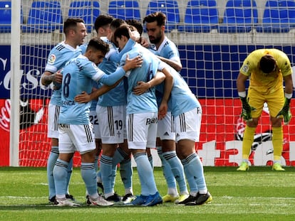 Los jugadores del Celta celebran uno de sus goles este domingo ante el Huesca en El Alcoraz.