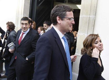 Patxi López, Antonio Basagoiti y Soraya Sáenz de Santamaría, al salir del Parlamento de Vitoria.