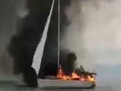 El barco en llamas tras haberle caído un rayo