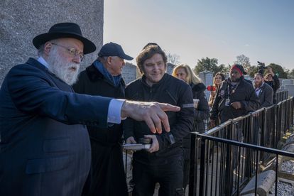 El presidente electo de Argentina, Javier Milei, visita la tumba del rabino Schneerson en el cementerio judío de Montefiore, al este de Nueva York. EFE/Ángel Colmenares