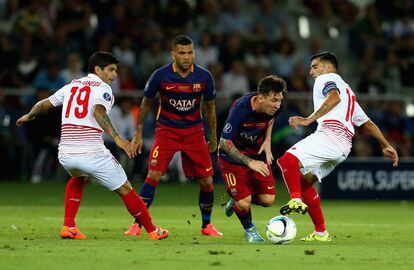 Messi lluita amb Reyes en la final de la Supercopa d'Europa.