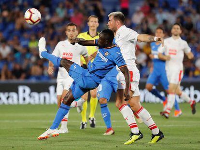 Djené despeja el balón ante Enrich.