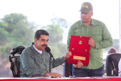 El presidente venezolano, Nicolás Maduro, muestra un lingote de oro durante un acto.