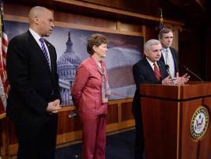 El senador de Rhode Island, Jack Reed (c), habla junto al senador de New Jersey, Cory Booker (i), el de New Hampshire, Jeanne Shaheen (2-i) y el de Oregon, Jeff Merkley (d), este jueves 6 de febrero de 2014, después de que el senado de Estados Unidos fallara en avanzar en la legislación que extenderá las ayudas de desempleo en Washington (Estados Unidos).