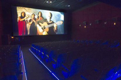 Una sala de cine de M&aacute;laga vac&iacute;a, durante la proyecci&oacute;n de la pel&iacute;cula &#039;Flamenco&#039;.