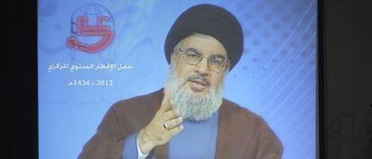 El líder de Hezbolá, Hasan Nasralá se dirige a sus seguidores a través de video conferencia durante el iftar, la ruptura del ayuno durante el mes de Ramadán.