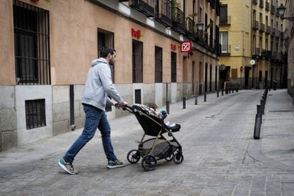 Un padre pasea a su hijo en Madrid