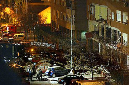 Los primeros pisos del edificio en el que los supuestos terroristas se inmolaron ayer quedaron destrozados por la fuerza de la explosión.