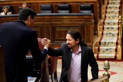 Pablo Iglesias saluda a Pedro Sánchez, tras su intervención ante el pleno del Congreso de los Diputados.