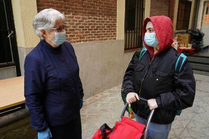 Isabel (derecha) conversa con sor Josefa, directora de las Hijas de la Caridad.