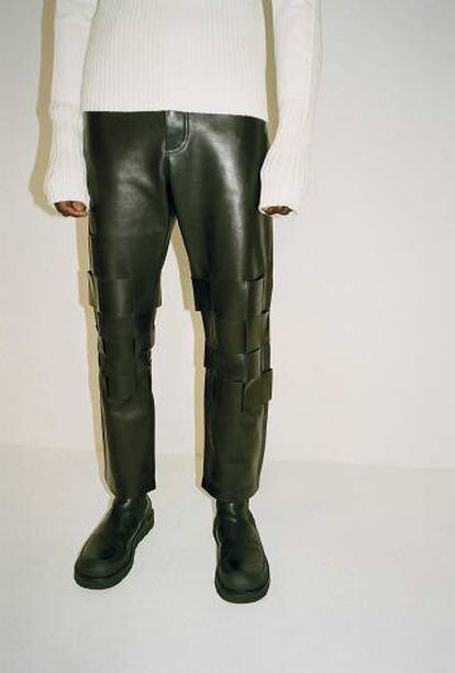 La colección de Daniel Lee incluye pantalones de cuero con trenzado en la pernera.