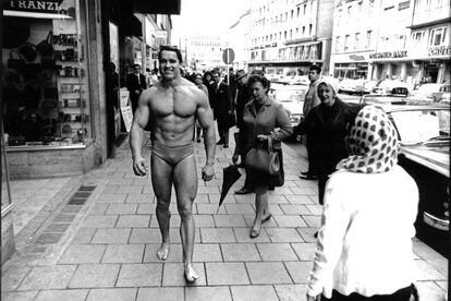 Noviembre de 1967. Con 20 a&ntilde;os &#039;Arnie&#039; promociona por M&uacute;nich el gimnasio en el que entrenaba. &ldquo;A pesar del fr&iacute;o, me divert&iacute; bastante&rdquo;.