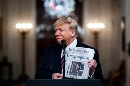 El entonces presidente de EE UU Donald Trump sostiene un ejemplar de 'The Washington Post' en el que se lee "Trump absuelto", el 6 de febrero de 2020.