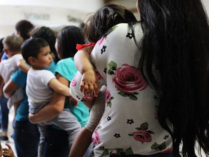Mujeres inmigrantes con sus hijos, a finales de junio en McAllen (Texas)