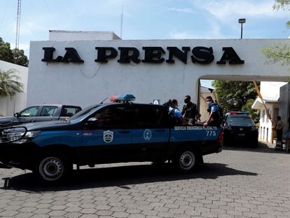 Miembros de la Policía de Nicaragua permanecen en la entrada de una propiedad de la Editorial La Prensa durante un operativo de allanamiento, en Managua.