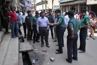 Agentes de polic&iacute;a de Bangladesh, durante la inspecci&oacute;n de la zona donde fue atacado Nazimuddin Samad. 
