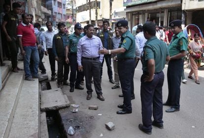 Agentes de policía de Bangladesh, durante la inspección de la zona donde fue atacado Nazimuddin Samad.