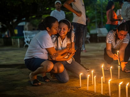 Maira Moreno, hermana de Rafael, asiste a velatón en conmemoración a Rafael en Puerto Libertador, Córdoba (Colombia), el 26 de octubre del 2022.