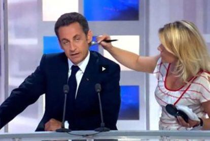 Sarkozy, mientras le maquillan en el vídeo de la polémica.