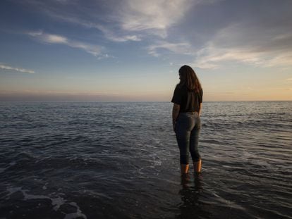 Una niña moja sus pies en la playa de Motril (Granada).