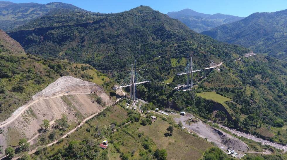 Construcción del puente de Hisgaura, en Colombia.