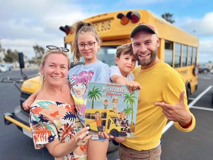 La familia al completo con su nuevo vehículo: un autobús escolar estadounidense convertido en una caravana de viaje.