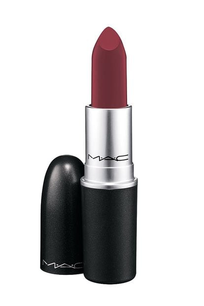 En MAC puedes encontrar un tono similar por 12 euros. Es el modelo Aprés Chic y su fórmula ayuda a tener los labios hidratados.