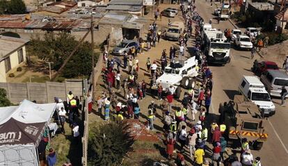 Miles de personas hacen cola para recibir alimentos en un barrio de Midrand, en Sudáfrica, el 2 de mayo.