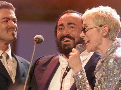 El tenor italiano, Luciano Pavarotti, junto al recientemente fallecido George Michael y la cantante de Annie Lennox, del grupo Eurythmics durante el concierto Pavarotti & Friends qye tuvo lugar en Modena (Italia), en junio de 2000.